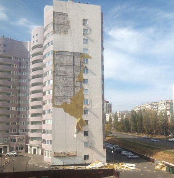 Ветер продолжает раздевать многоэтажку в Белгороде