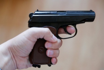 Грабитель вымогал деньги у калининградки, угрожая пистолетом ее ребенку