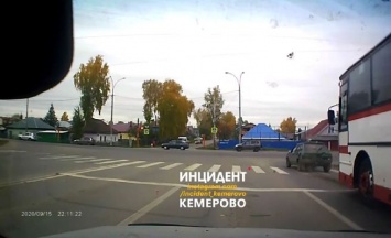 Автобус врезался в легковой автомобиль в Кемерове