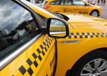Таксист сбил трех пешеходов в Благовещенске и сбежал