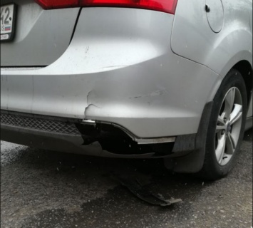 Неизвестный повредил автомобиль на кемеровской парковке