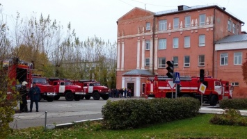 Замкнувшая электролампа в барнаульском колледже собрала 10 пожарных машин