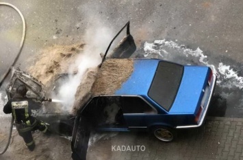 В Калининграде горящую машину пытался потушить экскаватор (видео)