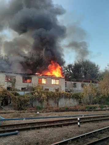 В Белгороде здание на железнодорожном вокзале тушил пожарный поезд