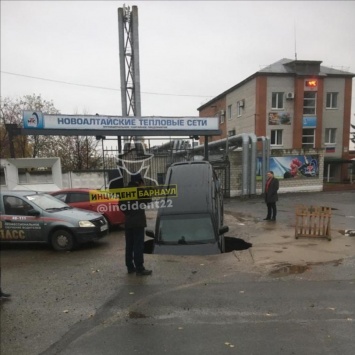 Авто начальника «Новоалтайских теплосетей» провалилось под землю прямо у проходной предприятия