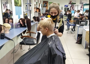 Будущие парикмахеры в Благовещенске практикуются на кадетах