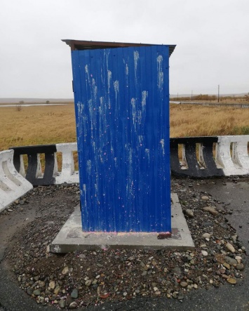 Облитый белой субстанцией уличный туалет разочаровал хакасских властей