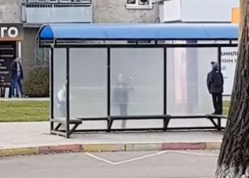 В Благовещенске дети атаковали автобусную остановку