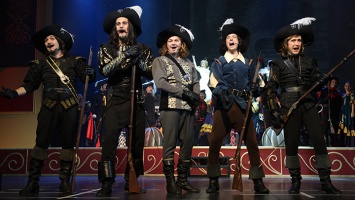 В Барнауле показали премьеру мюзикла «Три мушкетера»