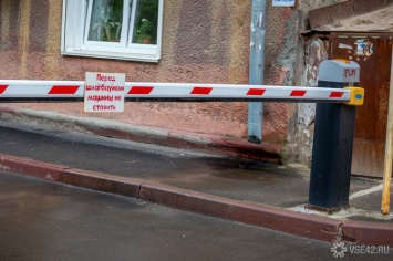 Новосибирские власти обвинили шлагбаум в смерти человека