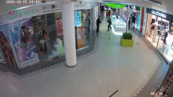 Посетитель петербургского ТЦ напал на охранника из-за нежелания носить маску