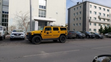 Огромный желтый внедорожник припарковался с нарушениями напротив кузбасского ГУВД