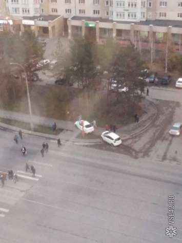Два автомобиля вылетели на тротуар в результате ДТП в Кемерове