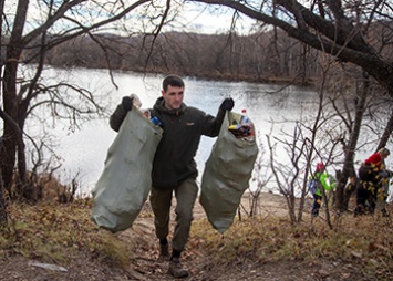 С берега озера в Белогорье вывезли два КамАЗа мусора