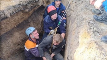 В Барнауле спасли двух рабочих, которых завалило грунтом