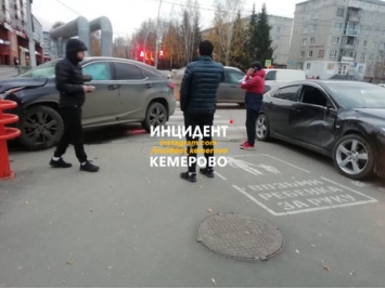 ДТП с двумя иномарками на пешеходном переходе произошло в Кемерове