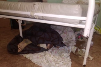 Лежащая на полу под койкой пожилая пациентка возмутила общественность Ростовской области
