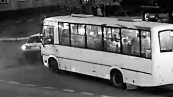 В центре Белгорода на выделенке автобус смял иномарку