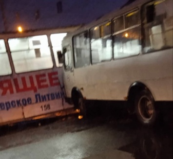 Автобус "воткнулся" в трамвай на кузбасском вокзале