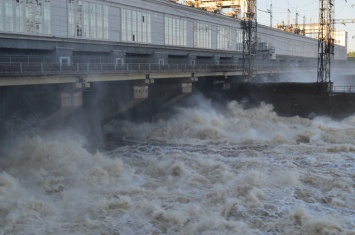 Молодые люди сорвались с дамбы ГЭС в реку в Новосибирске во время фотосессии