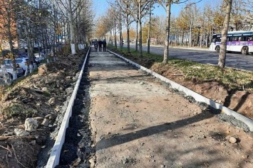 В Петропавловске-Камчатском ремонтируют тротуар на проспекте Таранца