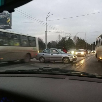 ДТП затруднило движение на одной из улиц Кемерова