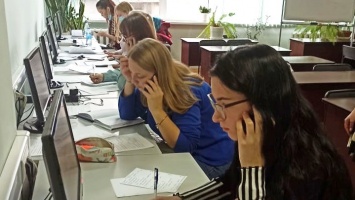 Алдтайских студентов подключили к работе в волонтерском кол-центре