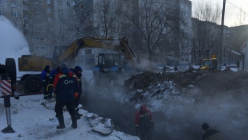 Специалисты продолжают работы на месте коммунальной аварии на улице Горно-Алтайской