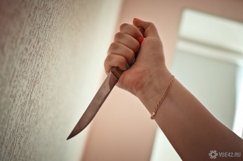 Зоозащитница с ножом напала на женщину с детьми из-за шубы в США