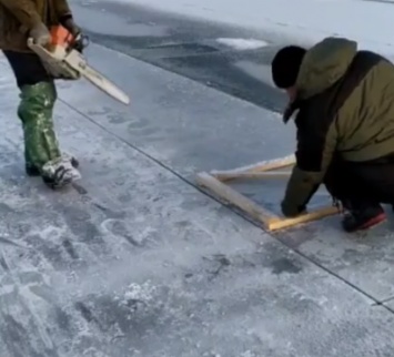 Процесс заготовки льда для кемеровского снежного городка попал на видео