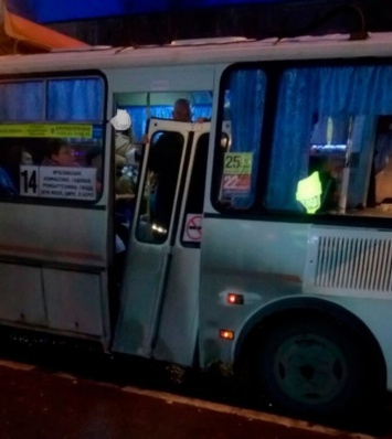 Автобус с открывающим двери "швейцаром" был замечен в Новокузнецке