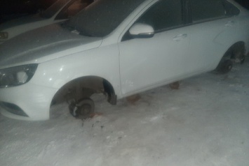Неизвестные сняли колеса с машины возле скандально известной кузбасской шахты