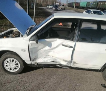 Автомобили столкнулись при повороте в Кузбассе: есть пострадавший