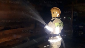 Огнеборцы успели вынести из загоревшегося дома в Барнауле четыре баллона