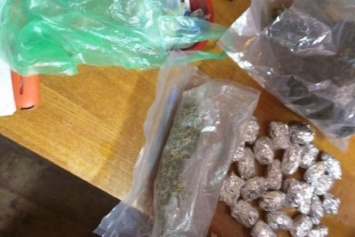 В гараже у калининградца нашли почти полкило марихуаны и гашиш (фото)