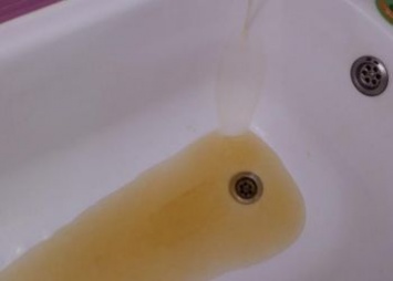 Благовещенцы жалуются на желтую воду