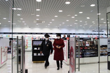 В торговых центрах Барнаула выявили десятки нарушений масочного режима