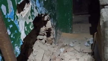 Стена обрушилась в одном из домов в Омске