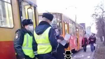 В Барнауле «антимасочница» заблокировала движение трамваев