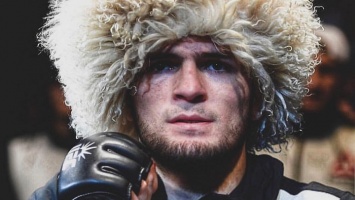 Орел улетел непобежденным: Хабиб «задушил» Гэтжи в своем последнем бою в UFC