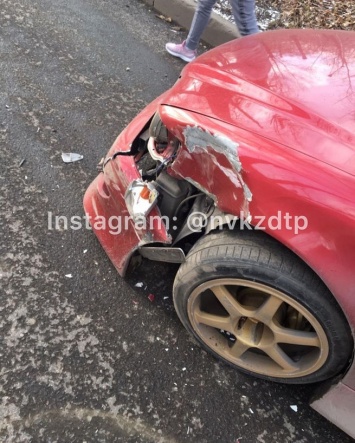 Иномарка врезалась в такси на улице в Новокузнецке