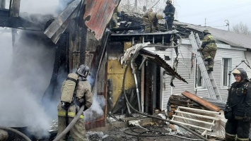 Пожарные вынесли два газовых баллона из горящего дома в Барнауле