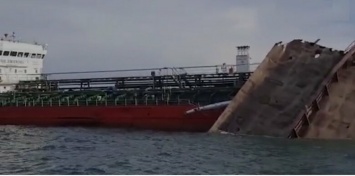 В Азовском море взорвался нефтяной танкер - три человека за бортом