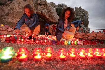 Тысяча свечей осветили Адалары в память о герое-артековце Амет-Хане Султане