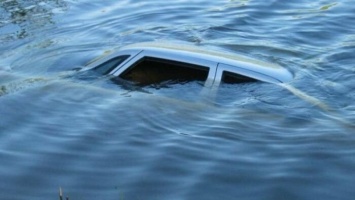 В Нижневартовском районе автомобиль съехал в озеро. Погиб один человек