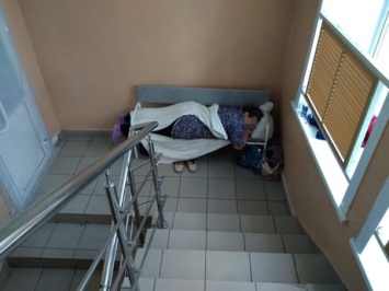 Сибирские врачи начали размещать пациентов с COVID-19 на лестницах и в операционных