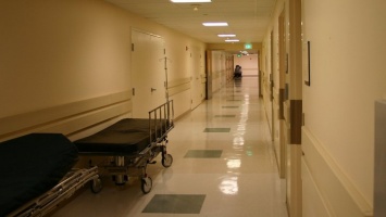Главврач объяснил, почему в коридоре барнаульской больницы лежал труп