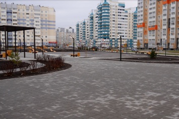 Жители Барнаула готовят обращение в мэрию из-за паркующихся в новом сквере автомобилистов