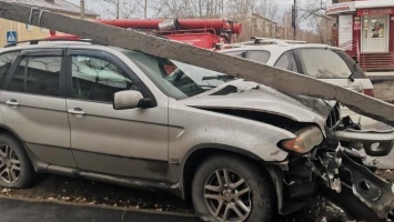 На BMW упал столб после ДТП в Алтайском крае