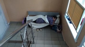 Пациенты с COVID под Новосибирском лежат на лестнице в больнице